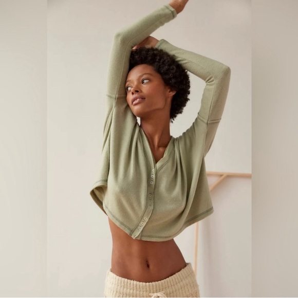 VO Out From Under BouncePlush Chloe Button-Up Top - Picture 4 of 7